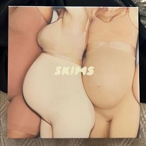 Skims maternity sculpting short mid thigh